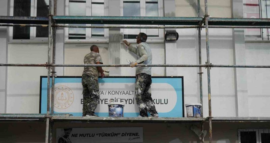 Konyaaltı’nda Okullar Boyanıyor