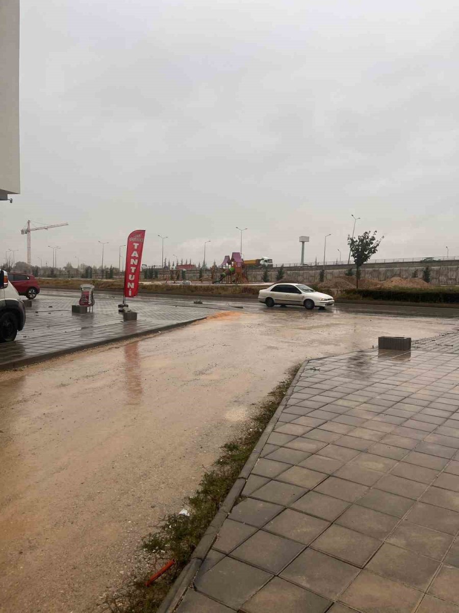 Çukur Ve Çamurla Kaplı Yollarının Yapılmasını İstiyorlar