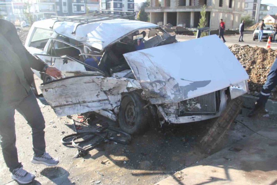 Kontrolden Çıkan Otomobil Karşı Şeritteki Otomobille Çarpıştı