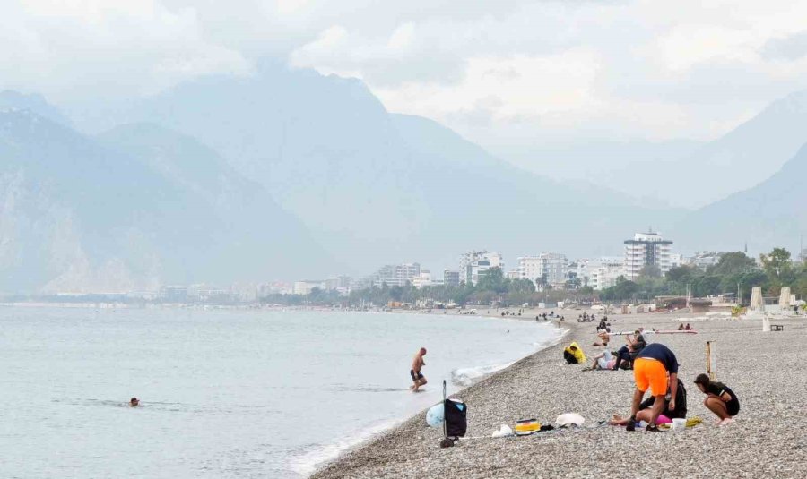 Sarı Ve Turuncu Kodla Uyarılan Antalya’da Deniz Keyfi