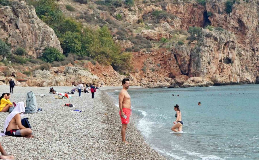 Sarı Ve Turuncu Kodla Uyarılan Antalya’da Deniz Keyfi