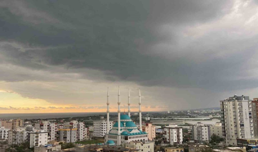 Mersin’de Sağanak Etkili Oldu, Akdeniz’de Hortum Çıktı