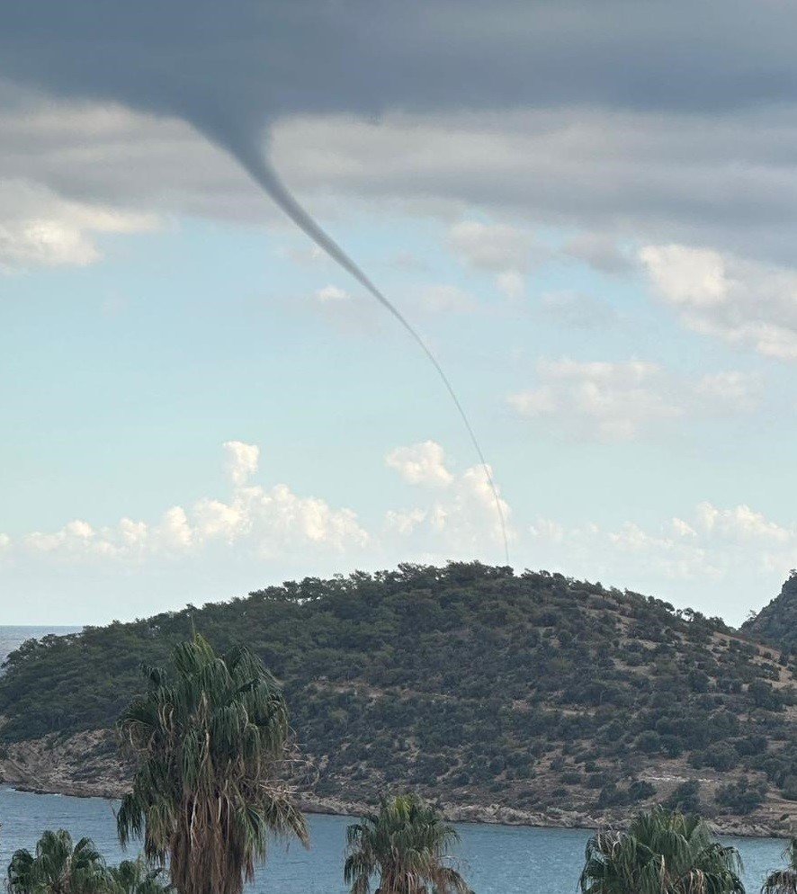 Mersin’de Sağanak Etkili Oldu, Akdeniz’de Hortum Çıktı