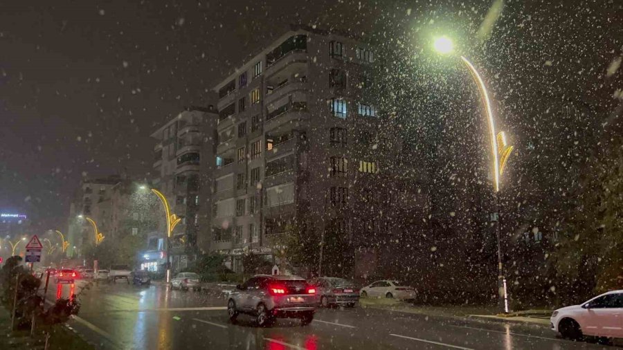 Aksaray Merkeze Mevsimin İlk Karı Yağdı