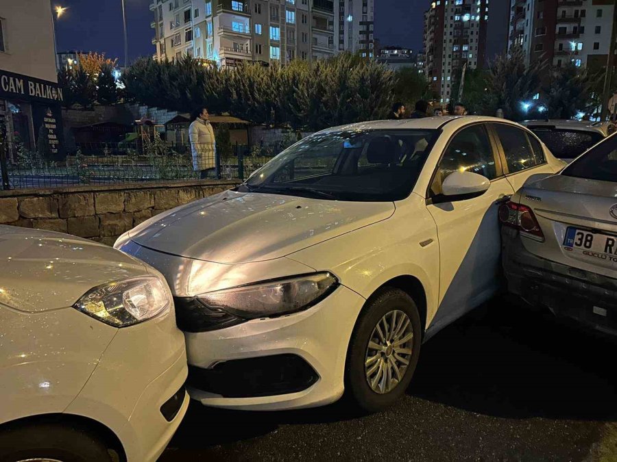Kazaya Karışan Otomobil Park Halindeki 3 Otomobile Çarptı