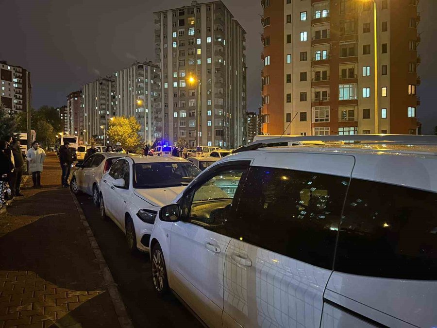 Kazaya Karışan Otomobil Park Halindeki 3 Otomobile Çarptı