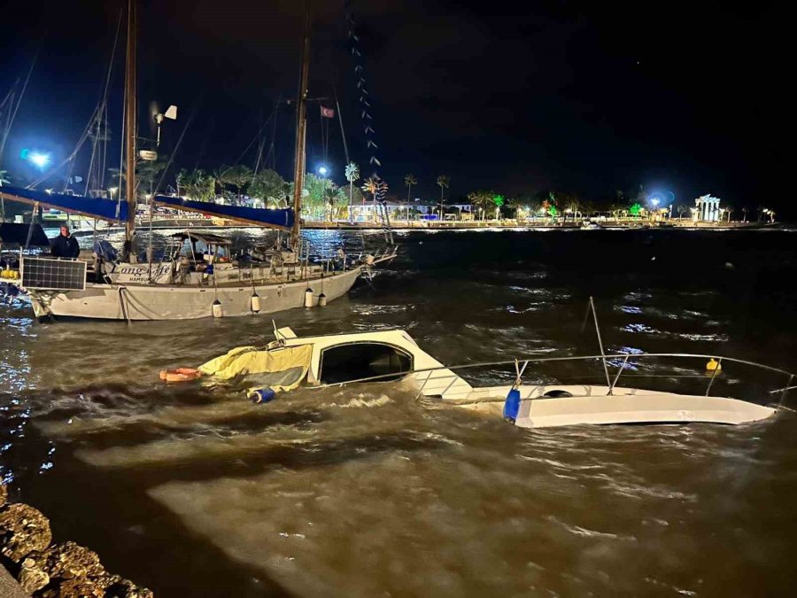 Antalya’da Dalgalar Sahile Vurdu: Fırtına Balıkçı Teknelerini Batırdı