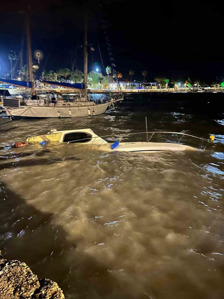 Antalya’da Dalgalar Sahile Vurdu: Fırtına Balıkçı Teknelerini Batırdı
