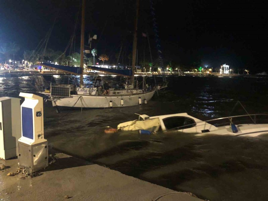 Antalya’da Dalgalar Sahile Vurdu: Fırtına Balıkçı Teknelerini Batırdı