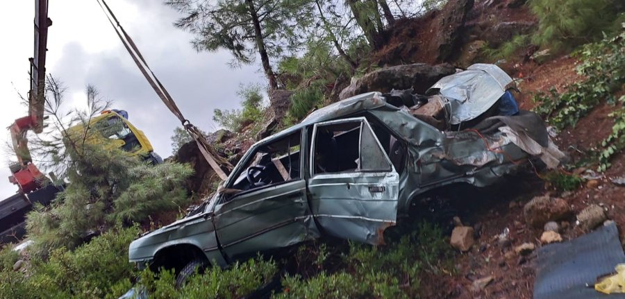 Otomobil 20 Metreden Aşağıya Uçtu: 1 Ölü 3 Yaralı