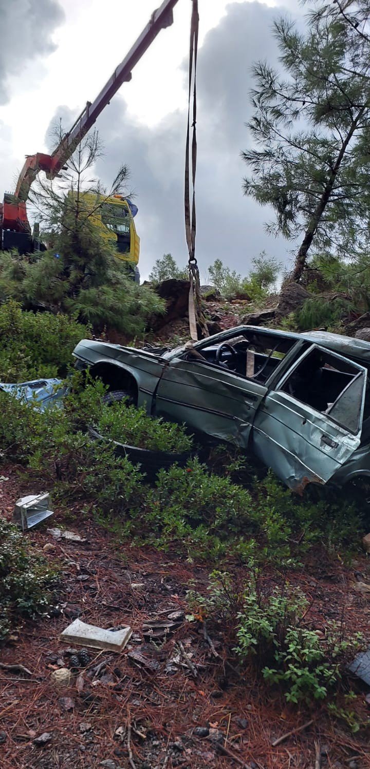 Otomobil 20 Metreden Aşağıya Uçtu: 1 Ölü 3 Yaralı