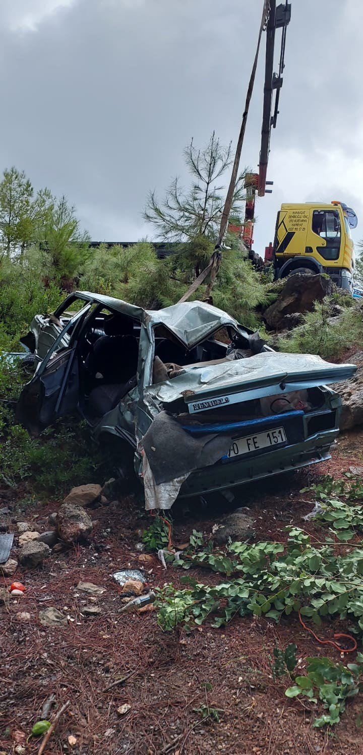 Otomobil 20 Metreden Aşağıya Uçtu: 1 Ölü 3 Yaralı