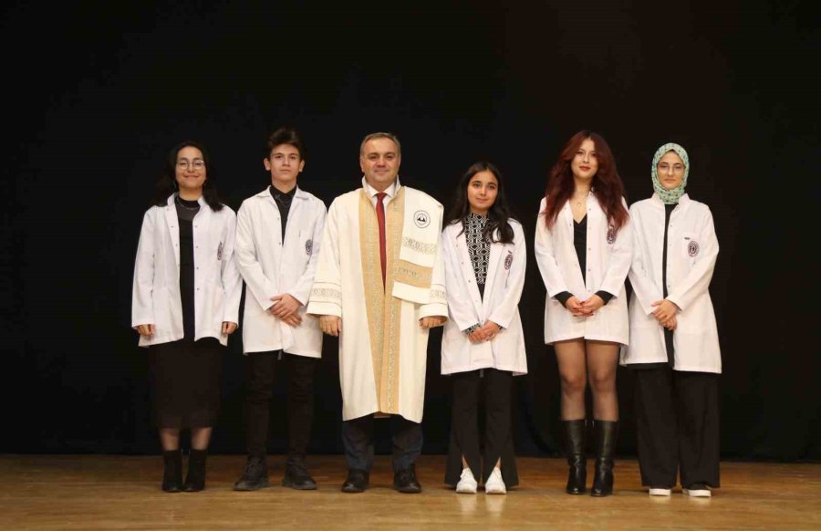 Erü Diş Hekimliği Fakültesi’nde Önlük Giyme Töreni Düzenlendi