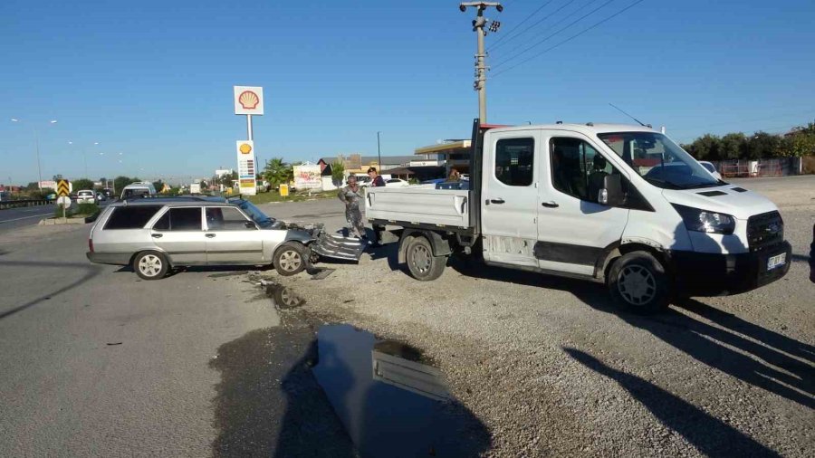 Antalya’da Otomobil İle Kamyonetin Çarpıştığı Kaza Kamerada