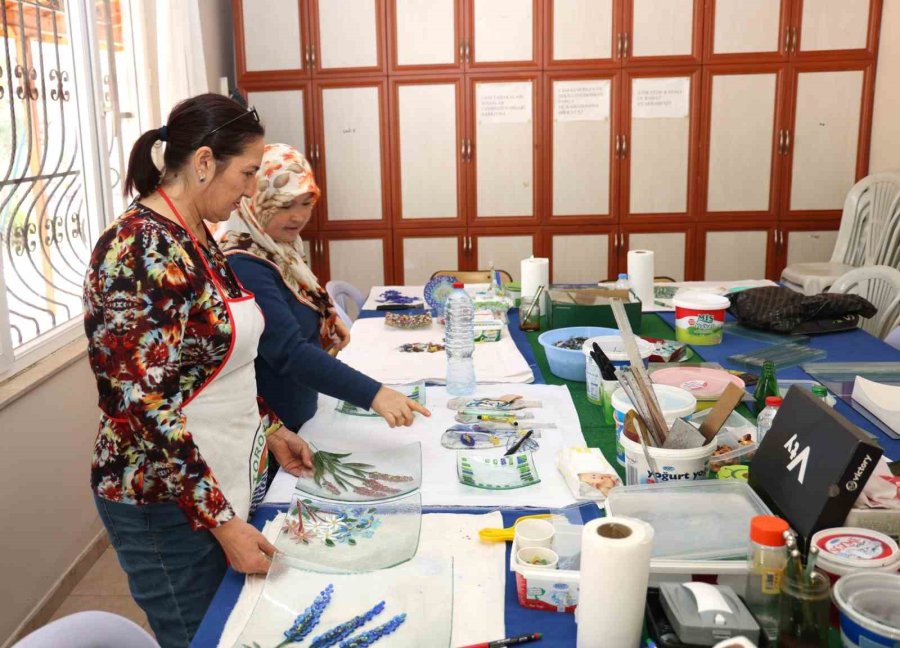 Cam Füzyon Kursuna Katılan Kadınlar, Atık Şişeleri Sanat Eserine Dönüştürüyor