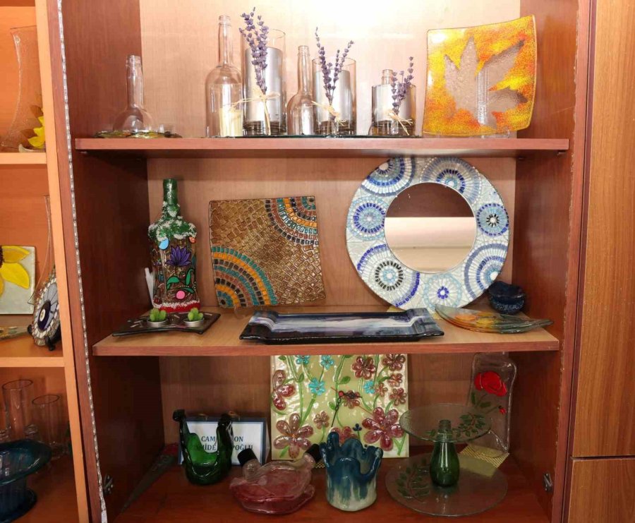 Cam Füzyon Kursuna Katılan Kadınlar, Atık Şişeleri Sanat Eserine Dönüştürüyor