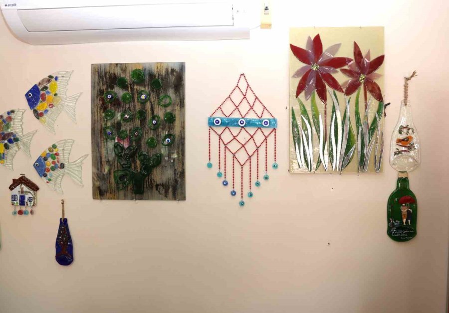 Cam Füzyon Kursuna Katılan Kadınlar, Atık Şişeleri Sanat Eserine Dönüştürüyor