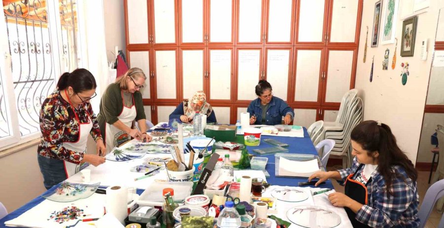 Cam Füzyon Kursuna Katılan Kadınlar, Atık Şişeleri Sanat Eserine Dönüştürüyor