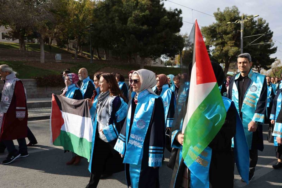 Konya’da 5 Üniversitenin Akademisyenleri İsrail’e Tepki İçin "sessiz Çığlık" Yürüyüşü Düzenledi