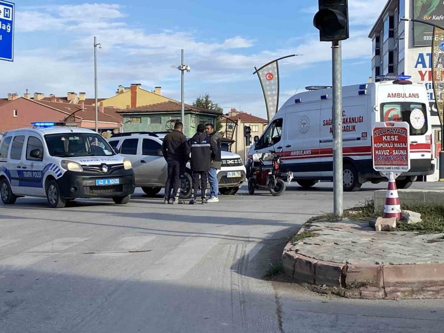 Hafif Ticari Araçla Elektrikli Bisiklet Çarpıştı: 3 Yaralı