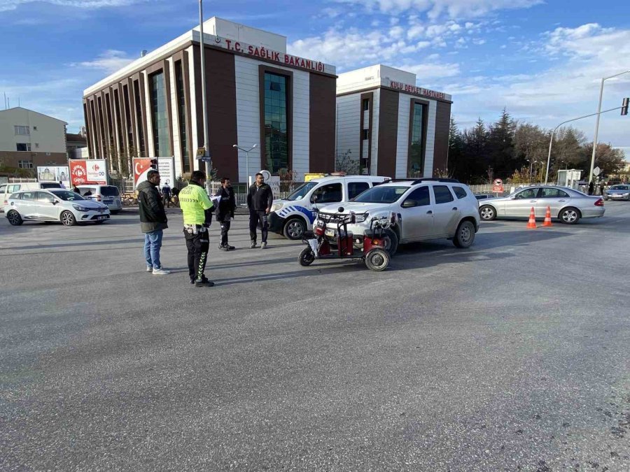 Hafif Ticari Araçla Elektrikli Bisiklet Çarpıştı: 3 Yaralı