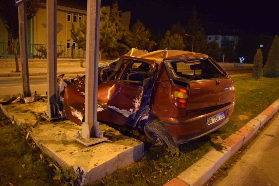 Kontrolden Çıkan Otomobil Yön Levhasına Çarptı: 4 Yaralı