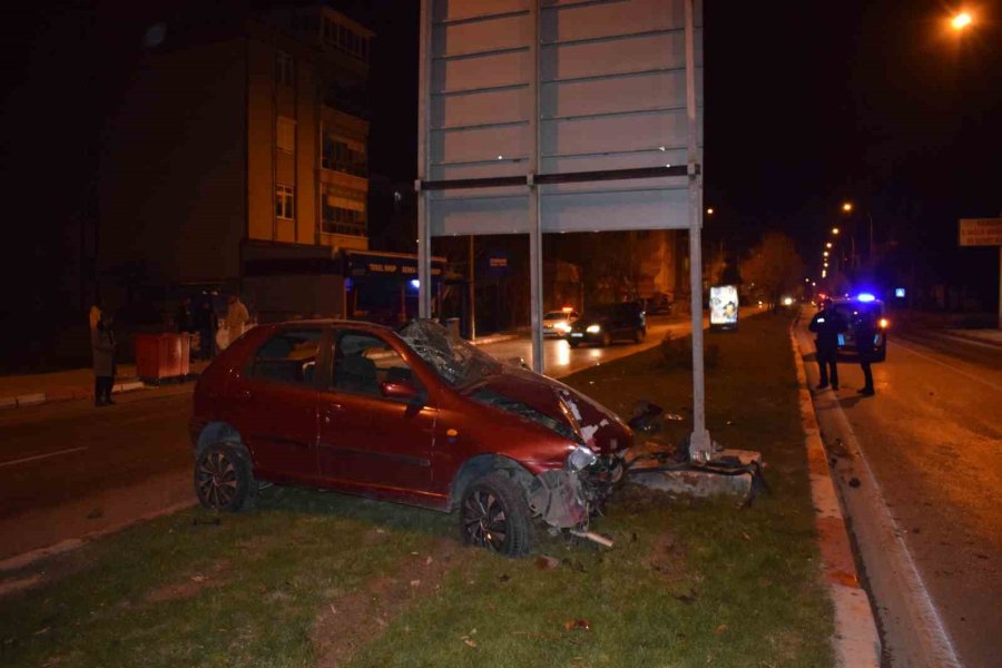 Kontrolden Çıkan Otomobil Yön Levhasına Çarptı: 4 Yaralı