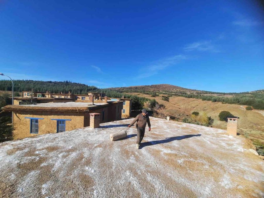 Sanatçıların Köyünde Toprak Damlarda Kış Hazırlığı