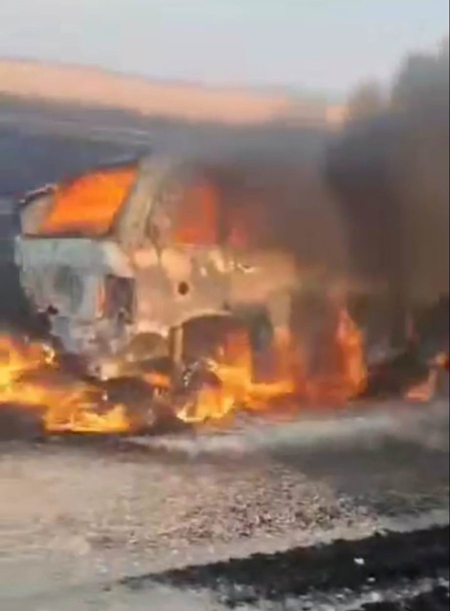 Traktörle Çarpışan Otomobil Alev Alev Yandı