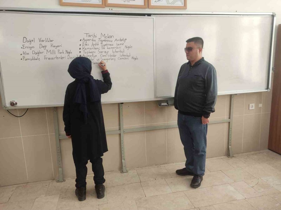 Görme Engelli Serkan Öğretmen Öğrencilerine Işık Oluyor