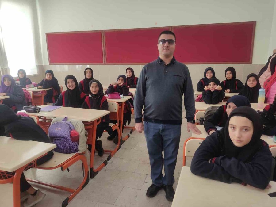 Görme Engelli Serkan Öğretmen Öğrencilerine Işık Oluyor