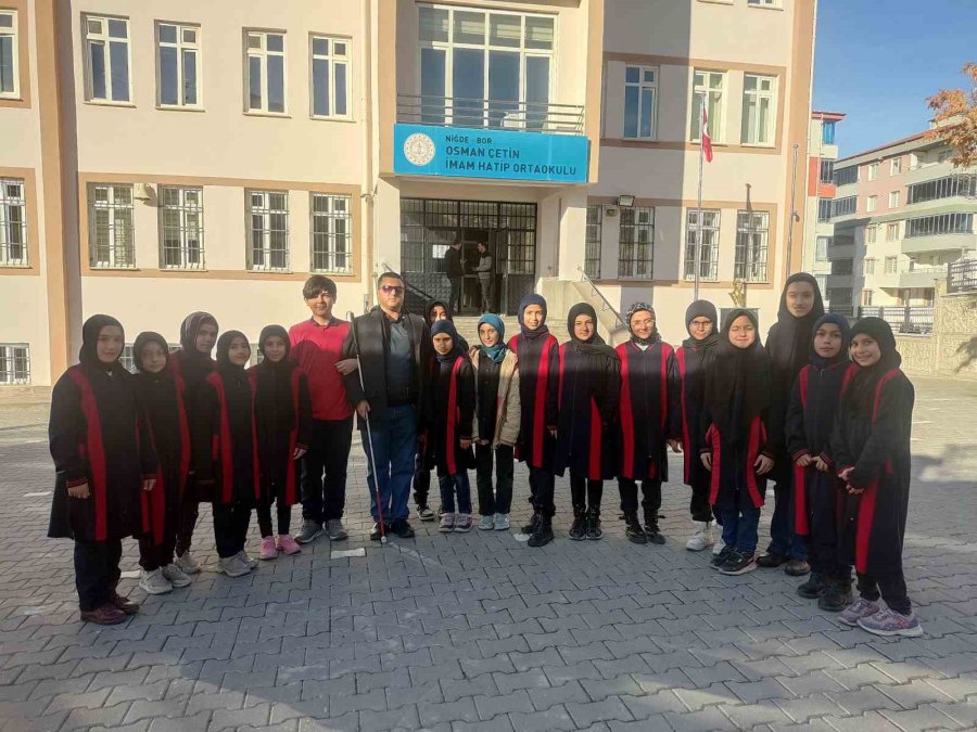 Görme Engelli Serkan Öğretmen Öğrencilerine Işık Oluyor