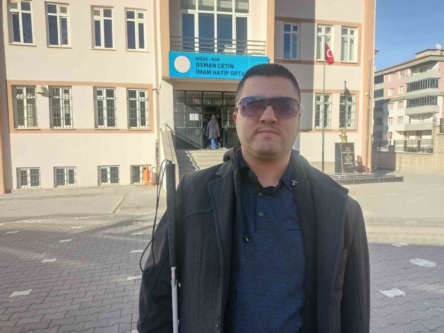 Görme Engelli Serkan Öğretmen Öğrencilerine Işık Oluyor