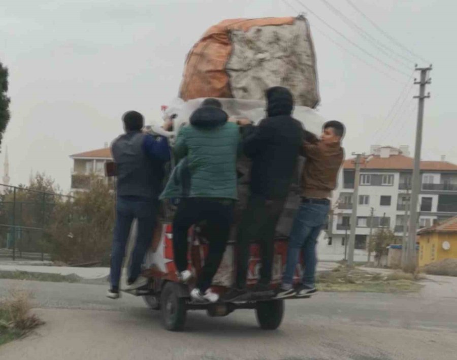 Şiddetli Rüzgarda Triportör Devrilmesin Diye Üzerine Binip Gittiler