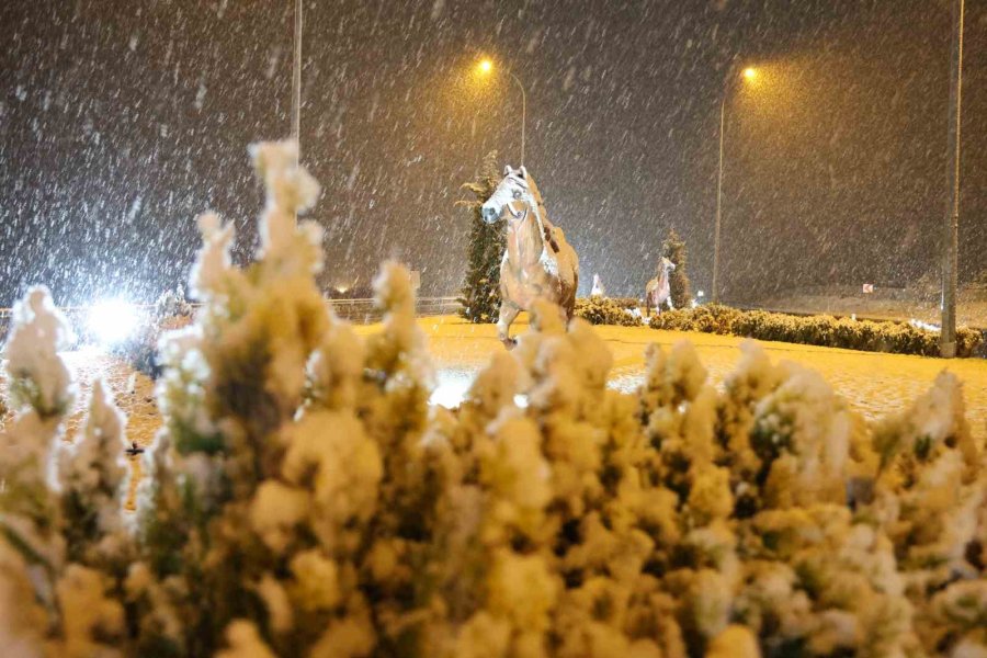 Aksaray’da Fırtına, Yerini Lapa Lapa Kar Yağışına Bıraktı
