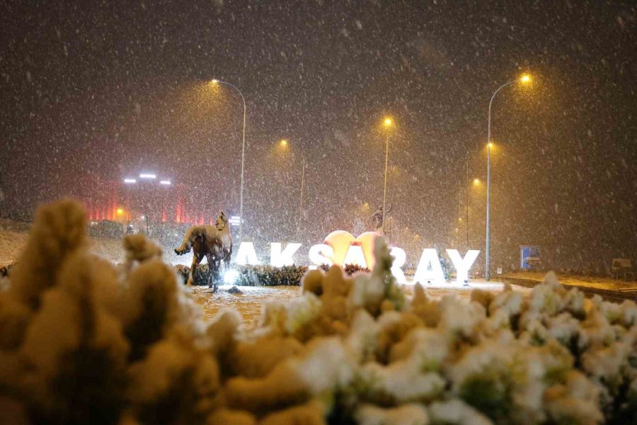 Aksaray’da Fırtına, Yerini Lapa Lapa Kar Yağışına Bıraktı