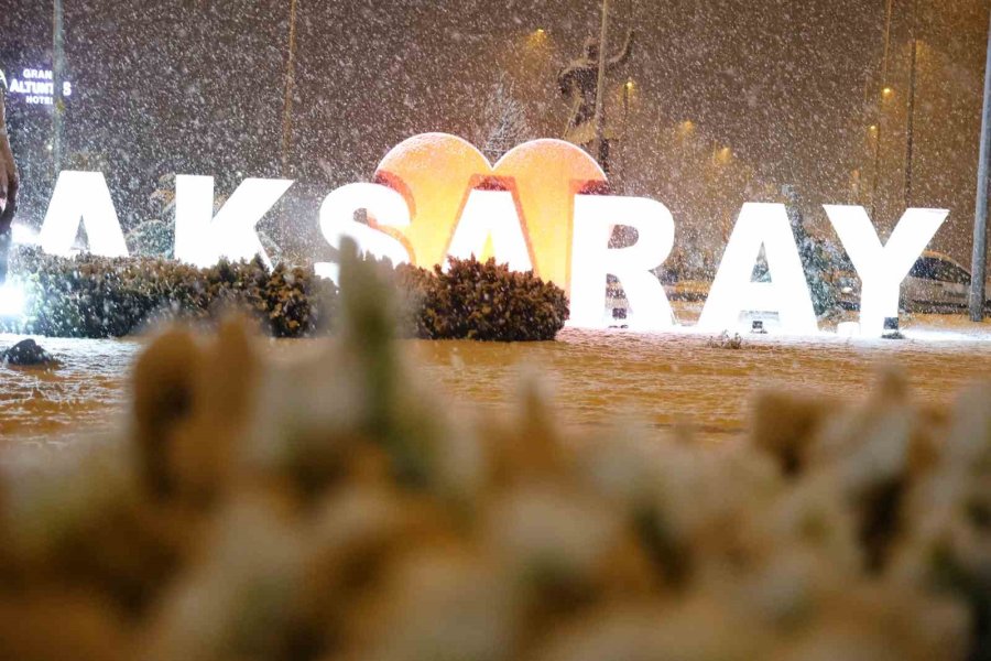 Aksaray’da Fırtına, Yerini Lapa Lapa Kar Yağışına Bıraktı