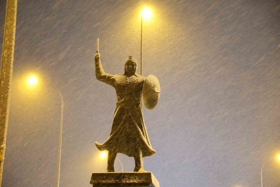 Aksaray’da Fırtına, Yerini Lapa Lapa Kar Yağışına Bıraktı