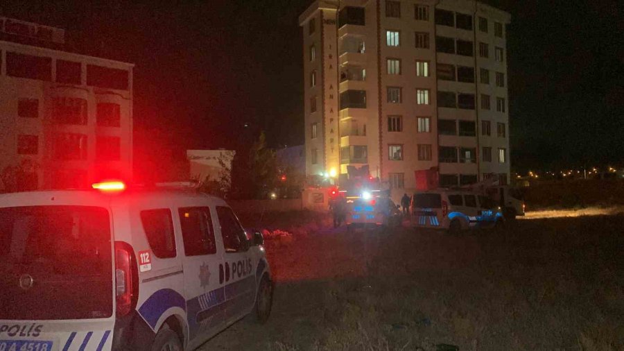 Apart Dairede Yangın Çıktı, 3 Kişi Dumandan Etkilendi