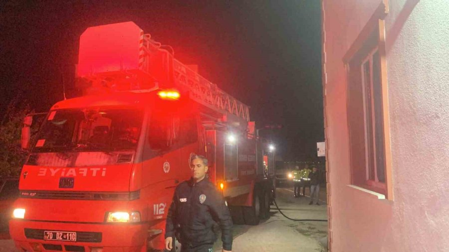 Apart Dairede Yangın Çıktı, 3 Kişi Dumandan Etkilendi
