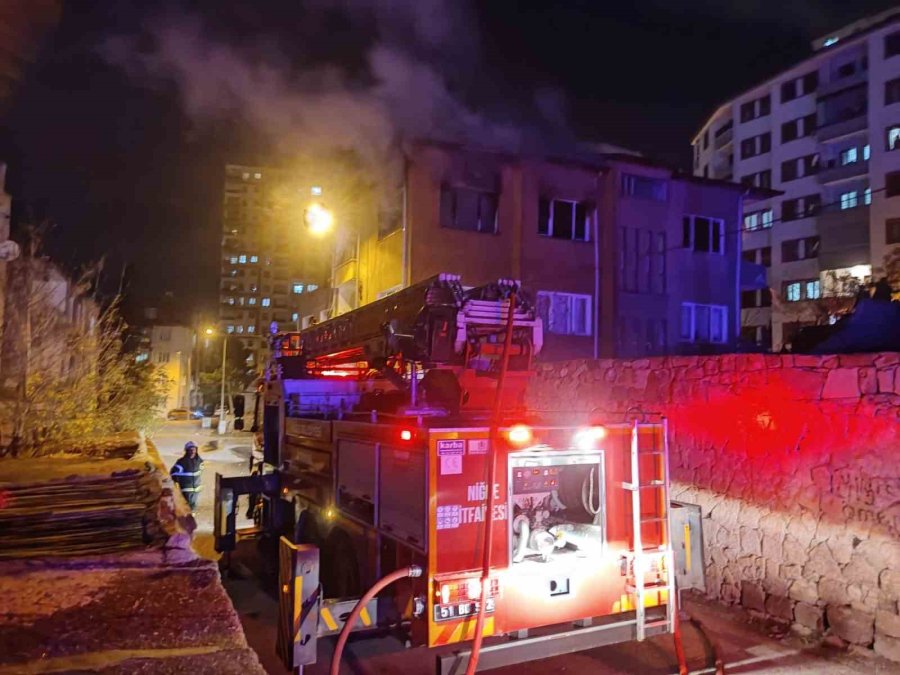 Niğde’de 3 Katlı Binada Yangın