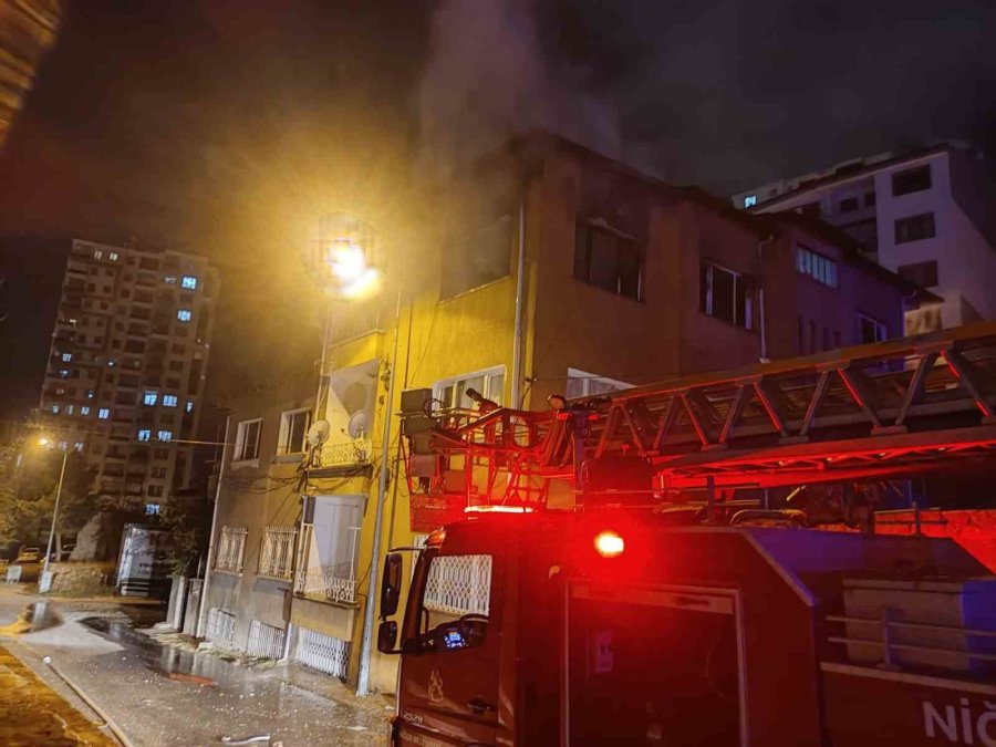 Niğde’de 3 Katlı Binada Yangın