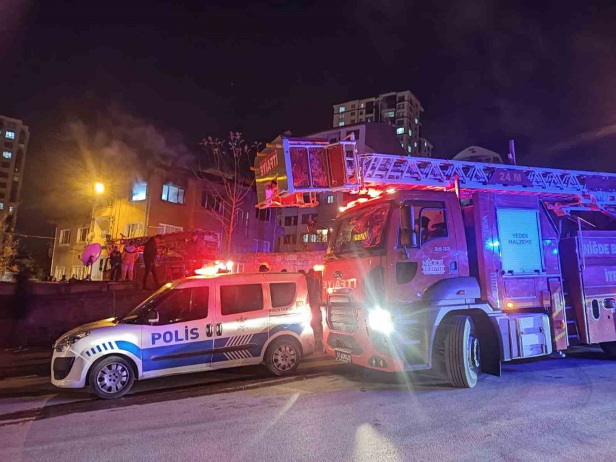 Niğde’de 3 Katlı Binada Yangın