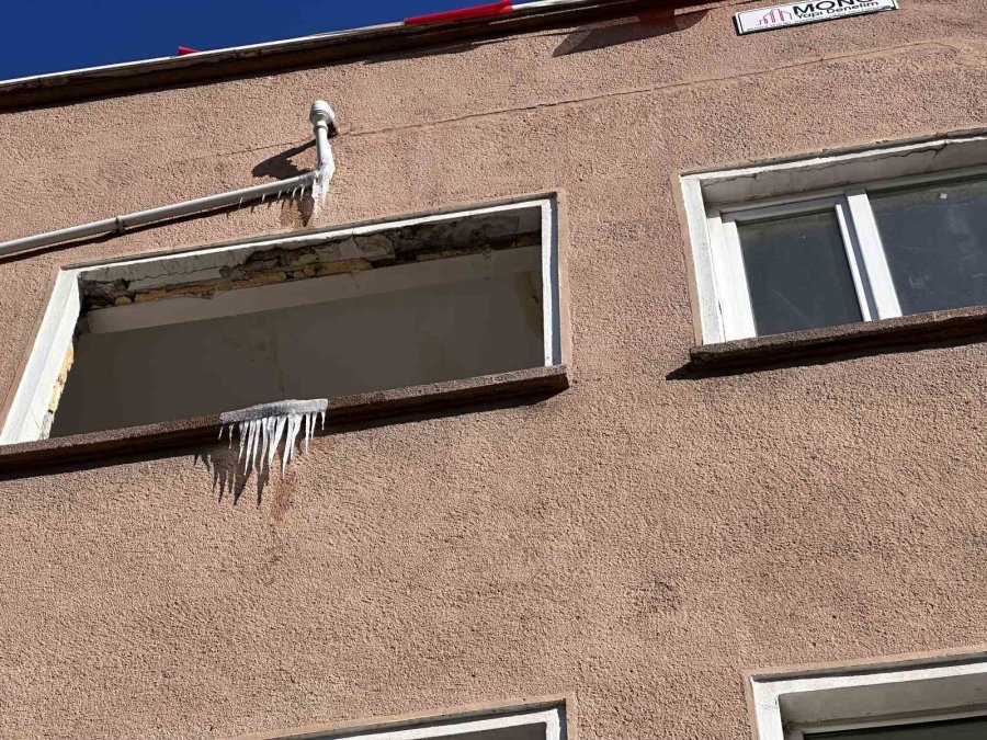 Borudan Akan Su Buz Kütlesi Oluşturdu