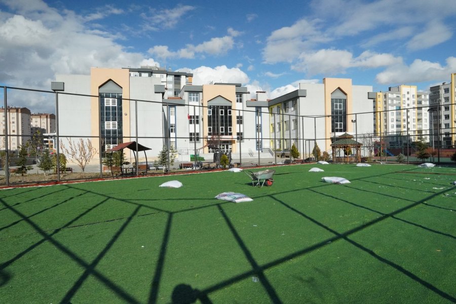 Genç Dostu Belediyeden İlçeye 18 Adet Futbol Sahası