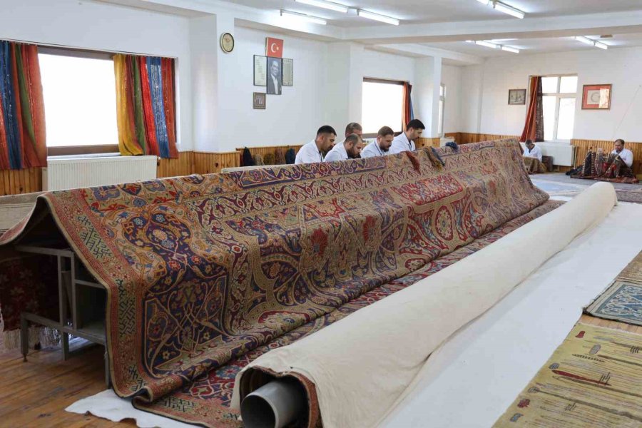 Osmanlı’nın Hollanda’ya Hediye Ettiği 118 Yıllık Hereke Halısı Aksaray’da