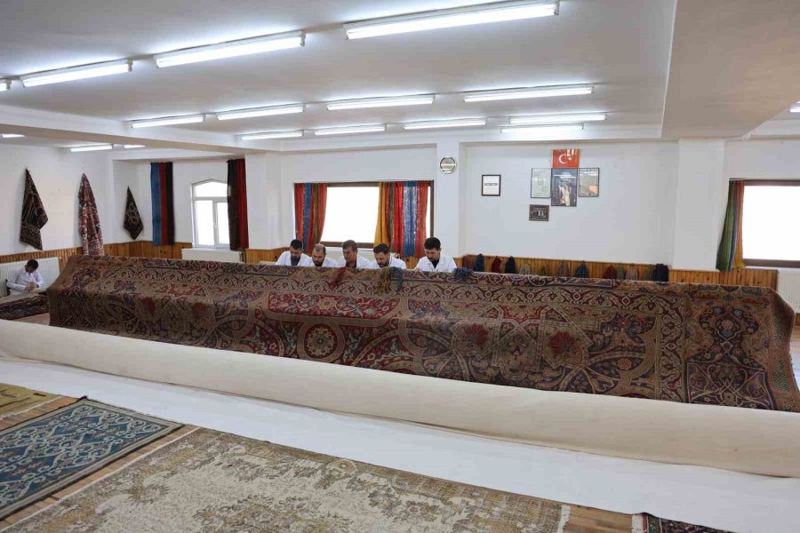 Osmanlı’nın Hollanda’ya Hediye Ettiği 118 Yıllık Hereke Halısı Aksaray’da