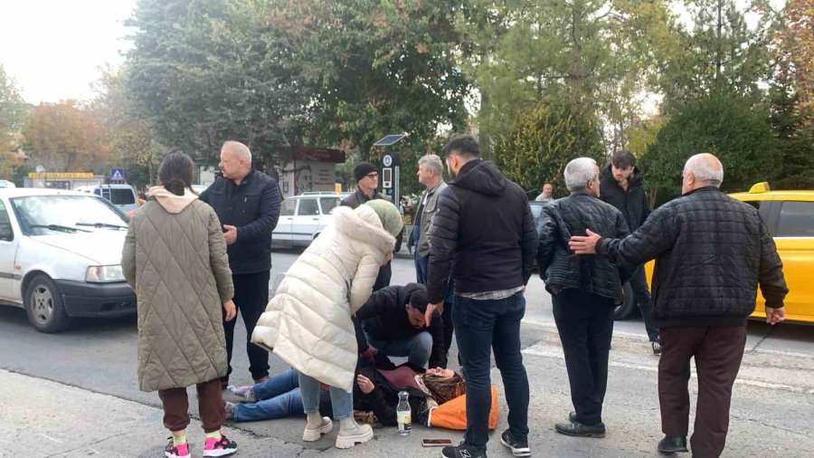 Otomobilin Kapısına Motosiklet Çarptı: 1 Yaralı