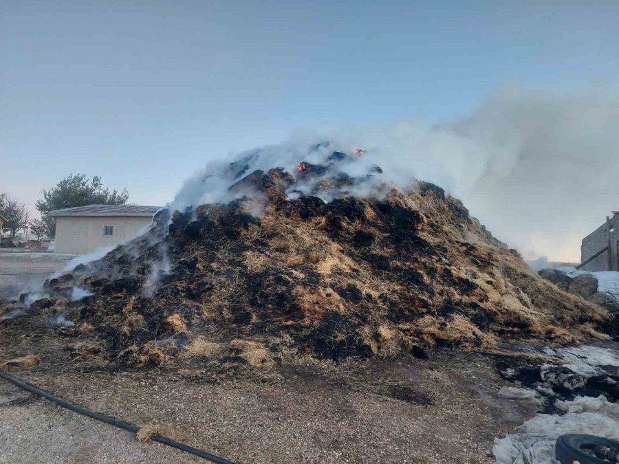 Yangında Saman Balyaları Kül Oldu, Kamyonet Demir Yığınına Döndü