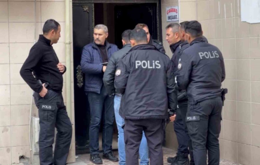 Pencereden Kimliği Alırken 2. Kattan Düşüp Yaralandı